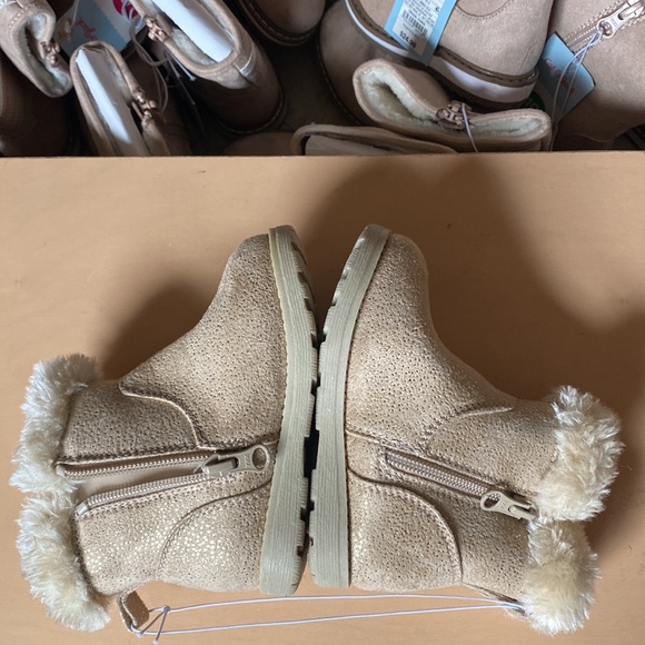 Kids cat & jack fluffy warm and cozy cuddly winter boots tan multiple sizes - Picture 3 of 6